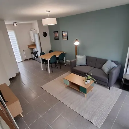 Pleasant 2 Bedroom House - 2 Parking Spaces 別荘 *