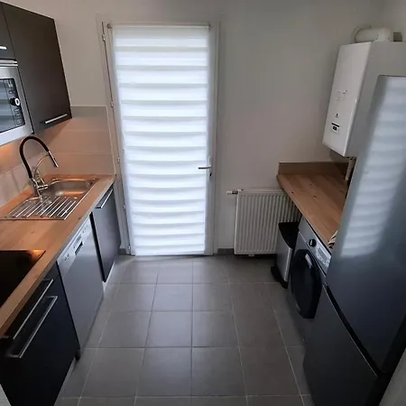 Pleasant 2 Bedroom House - 2 Parking Spaces * トゥルヌフイユ