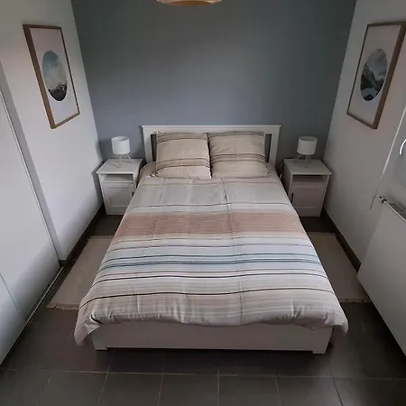Pleasant 2 Bedroom House - 2 Parking Spaces 別荘