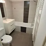 Pleasant 2 Bedroom House - 2 Parking Spaces