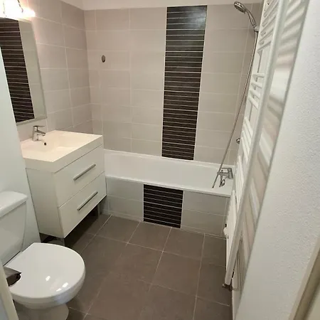 Pleasant 2 Bedroom House - 2 Parking Spaces